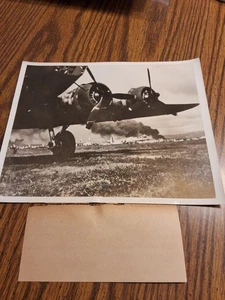 Foto de prensa vintage de 1941 Segunda Guerra Mundial "Japs Raided Hickman Air Field" Hawaii 8x10 - Imagen 1 de 8