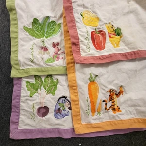 "Servilletas de tela Pooh Tiger Eeyore Piglet verduras bordadas 16"" de Disney Store" - Imagen 1 de 12