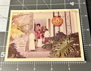 Unusual 1960s TRICK OR TREAT House HALLOWEEN 3D Sign JOL Vintage Snapshot PHOTO - Picture 1 of 3