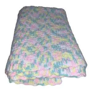 "MANTA DE BEBÉ VINTAGE ROSA PASTEL AZUL AMARILLO BLANCO GANCHILLO/TEJIDO A MANO 43""x32""" - Imagen 1 de 6