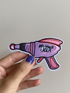 Laser Gun 5,5x9 spoiler lila pink diy vintage retro  Aufnäher patch anti-spoiler - Bild 1 von 3