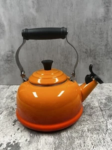 Le Creuset Classic Whistling Tea Kettle Flame 1.6 L Ombre Orange Flame - Picture 1 of 3