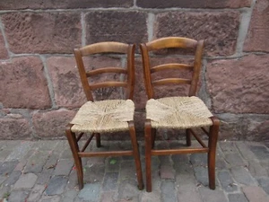 Stuhl Paar alte traditionelle, ländliche Stühle aus Nussbaum mit neuem Geflecht - Bild 1 von 4