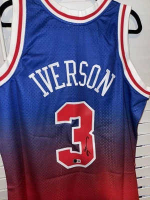 Camiseta deportiva autografiada por Allen Iverson Mitchell & Ness 1996/1997 NBA Hardwood Classics Foto 1 de 4