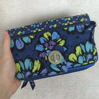 Cartera acolchada floral azul y verde Vera Bradley Foto 1 de 4