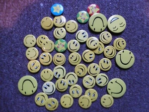 HUGE LOT OF SMILEY FACE PIN BUTTON BADGES KIDS BIRTHDAY PARTY GIFTS TEACHERS? - Picture 1 of 2