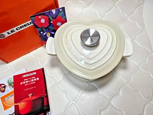 Le Creuset Cocotte D'amour 7,8 Zoll Düne/Mandel 2 Quart Herz Gusseisen Duch Ofen NEU - Bild 1 von 8
