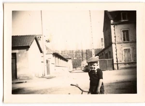 Enfant casquette à vélo rue - photo ancienne an. 1940 - Picture 1 of 1