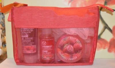 THE BODY SHOP Juego de Fresa Hecha con Pasión Ducha, Exfoliante e Humedad Foto 1 de 4