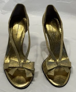 BANANA REPUBLIC Shimmering GOLD Strap & Bow Open Toe Heeled Cocktail Sandal 6M - Picture 1 of 16