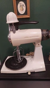 Mixer vintage Sunbeam Mixmaster supporto 12 velocità 2 battitori spremiagrumi funziona bene - Foto 1 di 8