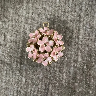 Colgante Flor Esmalte Rosa Tono Dorado Floral Redondo Dije Joyería Hallazgo Foto 1 de 4