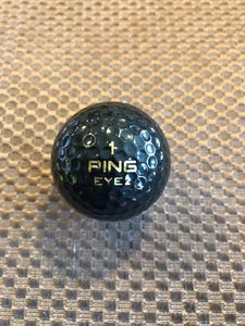 BOLA DE GOLF PING-NEGRO/BLANCO PING EYE2 TEXTO DORADO..9.9/10..95’ PASO ATRÁS KMC LOGO! - Imagen 1 de 4