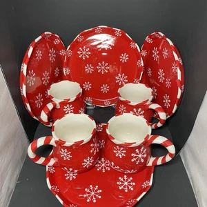 4 Piatti Dessert Natalizi Temp-tations Fiocchi di Neve Rosso Bianco 8” + 4 Tazze 3,5” - Foto 1 di 14