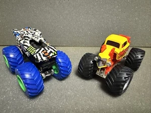 Invader Camo Tank & Time Flys Yellow Monster Jam Truck 1:64 SML - Foto 1 di 24