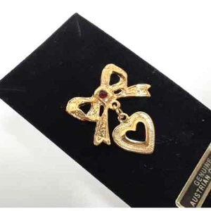 Original österreichische Kristall Brosche Anstecknadel, NEU! Vintage rot goldfarbene Schleife Herz Glam - Bild 1 von 6