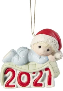 Precious Moments 211006 Baby’s 1st Christmas 2021 datiert Junge Biskuit Ornament WHT - Bild 1 von 4