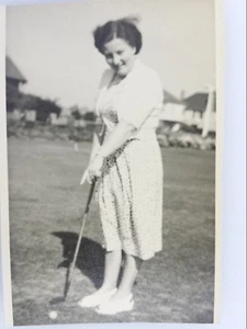 Found Photo Woman Golf Course Dress Black White Pointing Old Vtg Ephemera 1960s - Bild 1 von 11