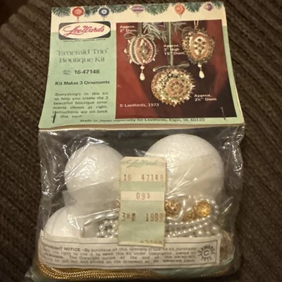 De colección 1973 LeeWards Lentejuelas Esmeralda Trío Cuentas Adorno Kit Hace 3 Navidad 16-47148 Foto 1 de 4