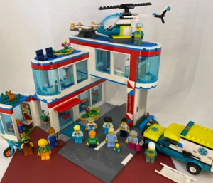 Lego 2022 ☆ Town : City ☆ Hospital Set #60330 - Retired - Picture 1 of 23