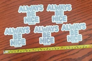 Adesivi decalcomanie "Always Be Nice" confezione da 5 nuovi #AlwaysBeNice 3" x 3,5" - Foto 1 di 2