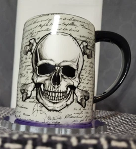 Taza Calavera y Huesos Cruzados | Taza de Café Gótica con Guión | Dark Academia Home - Imagen 1 de 4