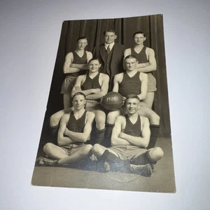 Postal del equipo de baloncesto de Nebraska RPPC 1924 - Imagen 1 de 2