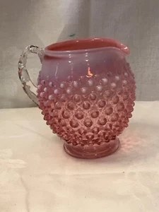 Jarra pequeña opalescente de arándano Fenton Hobnail vintage de los años 50 - Imagen 1 de 7