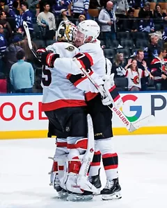 Foto de hockey de Linus Ullmark & Brady Tkachuk Win Embrace Ottawa Senators 8x10 NHL - Imagen 1 de 1