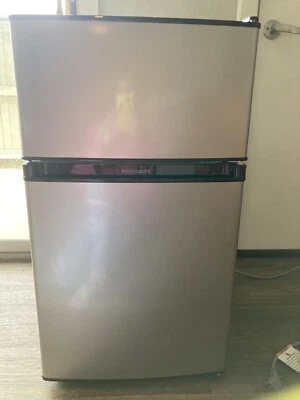 Mini nevera Frigidaire 2 puertas con congelador  Foto 1 de 4