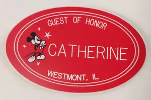 WALT DISNEY WORLD Ospite d'Onore Distintivo Targhetta Nome "Catherine" SPEDIZIONE VELOCE - Foto 1 di 2