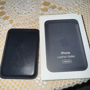 Genuine OEM Apple iPhone Leather Wallet Case with MagSafe Find My In Black - Photo 1 sur 4