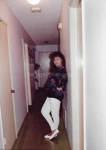 FOTOGRAFÍA ENCONTRADA Color MUJER JOVEN Instantánea Original DE COLECCIÓN 31 47 B - Imagen 1 de 1