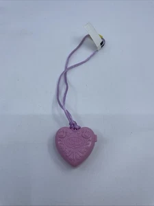 Polly Pocket Herz Medaillon Halskette "Mädchen auf Schaukel" rosa 1994 Vintage - Bild 1 von 7