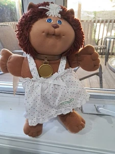 Vintage 1983 ~ Cabbage Patch Kids ~ bambola Koosas Leone ~ etichetta/vestito ORIGINALE ~ USATO IN OTTIME CONDIZIONI! - Foto 1 di 10