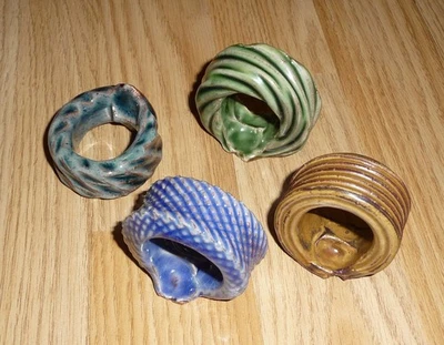 Bellissimo set di anelli tovaglioli in ceramica colorati unici fatti a mano - quattro anelli - Immagine 1 di 4