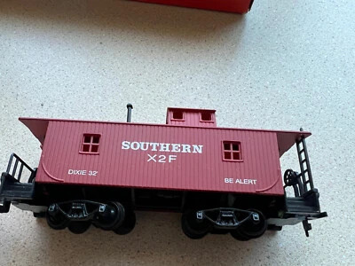 HO SOUTHERN 32' WOOD CABOOSE MODEL POWER #9145 (Lionel HO Box #850 ) - Image 1 of 4