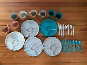 Sterilite Divided Plastic 5 Plates 8 Cups Spoons Knives Camping Picnic - Picture 1 of 1