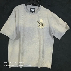 RetroVert XXL T-Shirt - Stacheldraht Herz & Schwert Grafik - Metallic Gold - Neu  - Bild 1 von 7