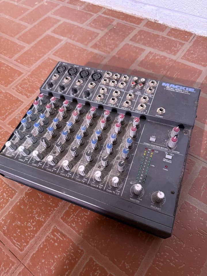 MEZCLADOR DE MICRÓFONO/LÍNEA MACKIE MICRO SERIE 1202 12 CANALES BAJO RUIDO ALTO ESPACIO LIBRE Doblado Nub Foto 1 de 3