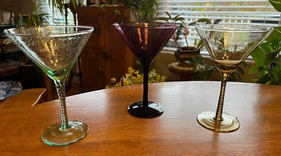 Juego de 3 copas de Martini de vidrio burbuja de 10 oz, tallo espiral, verde, amatista, ámbar Foto 1 de 4