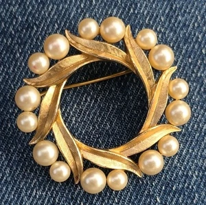 Vintage 1950s Crown Trifari Faux Pearl Brushed Goldtone Bow Wreath Round Brooch - Picture 1 of 9