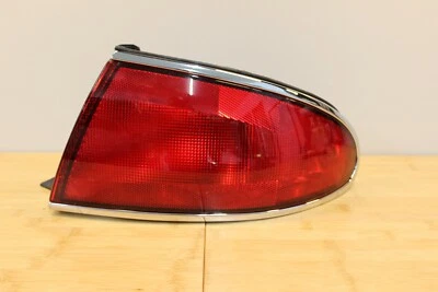 NUEVO GENUINO GM LUZ TRASERA PASAJERO DERECHO LÁMPARA 97-05 BUICK CENTURY 10335612  Foto 1 de 3