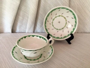Antike weiche Paste Porzellan Sprig Ware (1) Teetasse & (2) Untertassen handbemalt - Bild 1 von 10