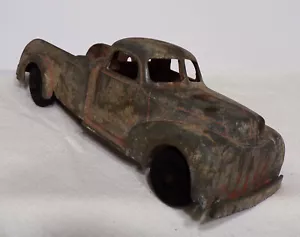 1942 FORD WRECKER DIE CAST METAL, MISSING TIRES ON THE OTHER SIDE. - Picture 1 of 2