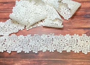 White Flat Lace Trim with Flower Print Cotton Poly Blend 2" Wide, 4 Yards 29" - Bild 1 von 5