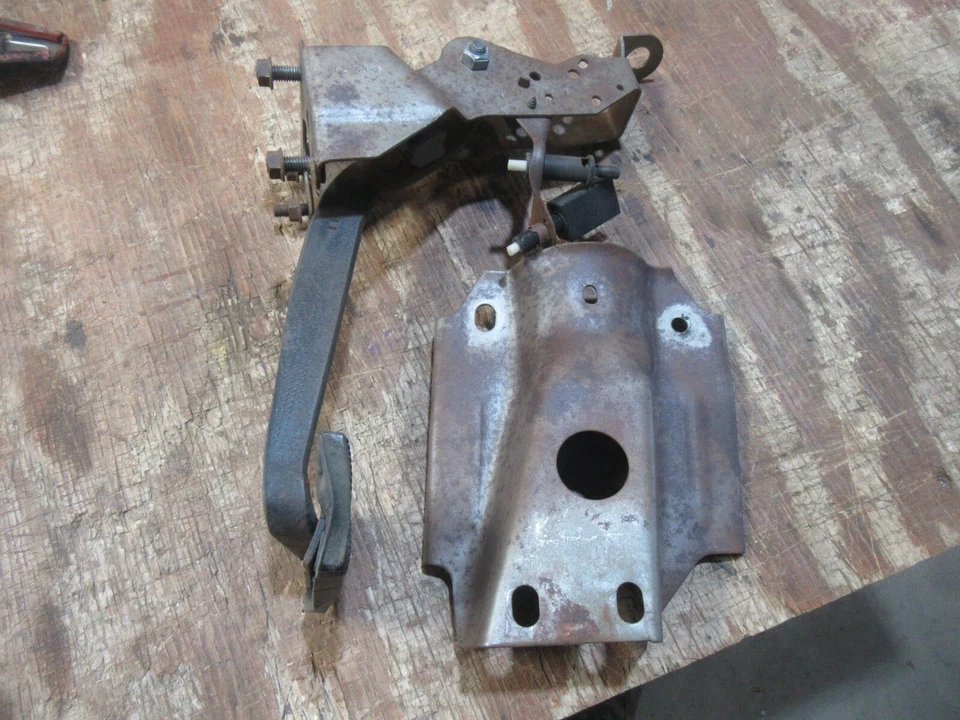 1973-1977 Oldsmobile Cutlass Supreme conjunto de montagem de pedal de freio interior  - Imagem 1 de 2