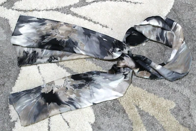 Bufanda ligera de moda con acento floral gris tostado gris silenciado Jones NY sedosa 56x10 Foto 1 de 4