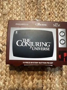 Juego de 10 prendedores de botones misteriosos The Conjuring Universe (2 otros juegos enumerados) - Imagen 1 de 8