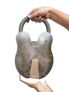Antikes 14 Zoll großes Vorhängeschloss handgefertigt Vintage mit zwei Schlüss... - Bild 1 von 4